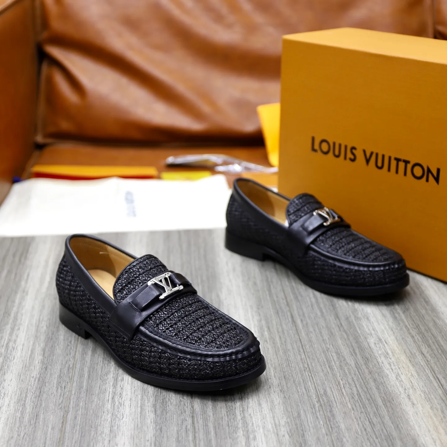 Men's shoes 💰: 💰900LV Louis Vuitton slip-on loafers, top quality products produced in Dongguan, ready for sale! This LV Glove loafer is made of selected soft cowhide, with a slightly wrinkled leather surface and a very high-end texture. Each pair is unique. The leather surface is light and soft, with a fine texture and good luster. It is a classic loafer style, with exquisite handmade mark stitching on the toe, and a square toe configuration to highlight the classic style. The horizontal band has hot-printed LV three-dimensional letters, semi-solid handcrafts and a genuine leather outsole, and a rubber patch on the heel to create wear-resistant performance and comfort. One of the must-have loafers for men! Comes with full original packaging! Code number: 38-39-40-41-42-43-44 (38, 45, 46 customized) standard leather shoe code